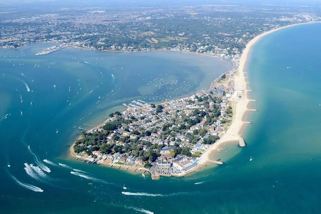 Apartment Your Own Studio Flat With Everything You Need! Fully Equipped Kitchen, Free Coffee And Tea, Own Entrance, Private Parking, Smart Tv With Netflix, Sofa Bed, Your Own Shower And Toilet - All Newly Renovated! Poole United Kingdom