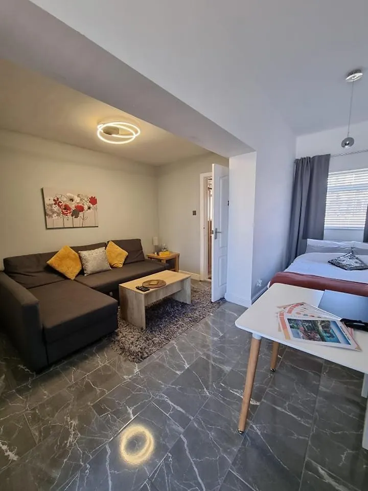 Your Own Studio Flat With Everything You Need! Fully Equipped Kitchen, Free Coffee And Tea, Own Entrance, Private Parking, Smart Tv With Netflix, Sofa Bed, Your Own Shower And Toilet - All Newly Renovated! Poole