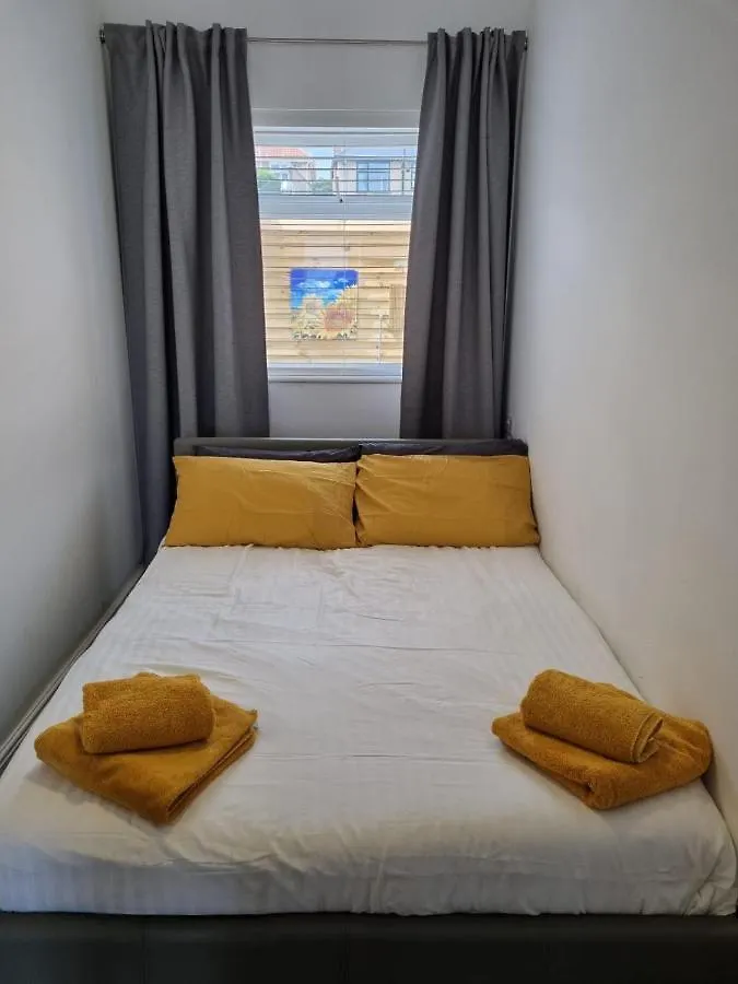 Your Own Studio Flat With Everything You Need! Fully Equipped Kitchen, Free Coffee And Tea, Own Entrance, Private Parking, Smart Tv With Netflix, Sofa Bed, Your Own Shower And Toilet - All Newly Renovated! Poole 0*,