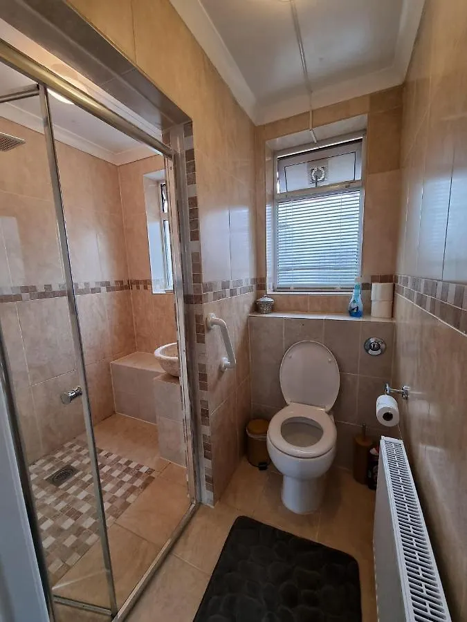 Your Own Studio Flat With Everything You Need! Fully Equipped Kitchen, Free Coffee And Tea, Own Entrance, Private Parking, Smart Tv With Netflix, Sofa Bed, Your Own Shower And Toilet - All Newly Renovated! Poole